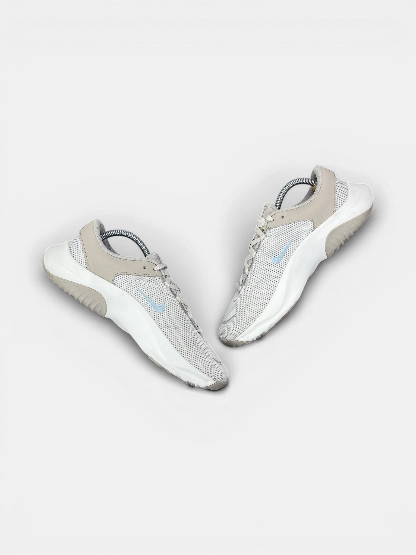 Nike Legend Essential 3 — buty sportowe damskie w bardzo dobrym stanie rozmiar 42.5, zewnętrzny panel prawego buta