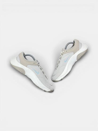 Nike Legend Essential 3 — buty sportowe damskie w bardzo dobrym stanie rozmiar 42.5, zewnętrzny panel prawego buta