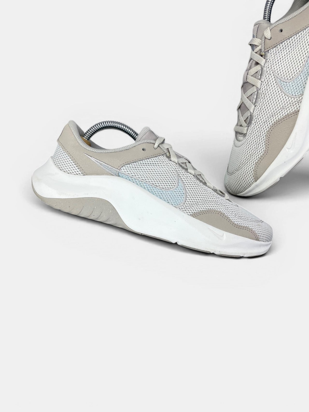 Nike Legend Essential 3 — buty sportowe damskie w bardzo dobrym stanie rozmiar 42.5, zewnętrzny panel lewego buta