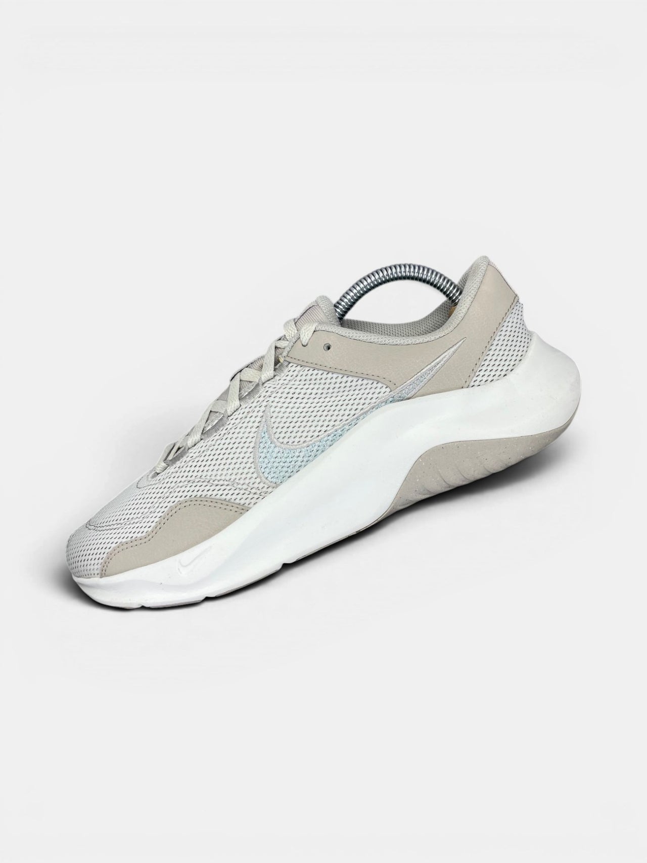 Nike Legend Essential 3 — buty sportowe damskie w bardzo dobrym stanie rozmiar 42.5, widok z góry na wewnętrzną stronę butów
