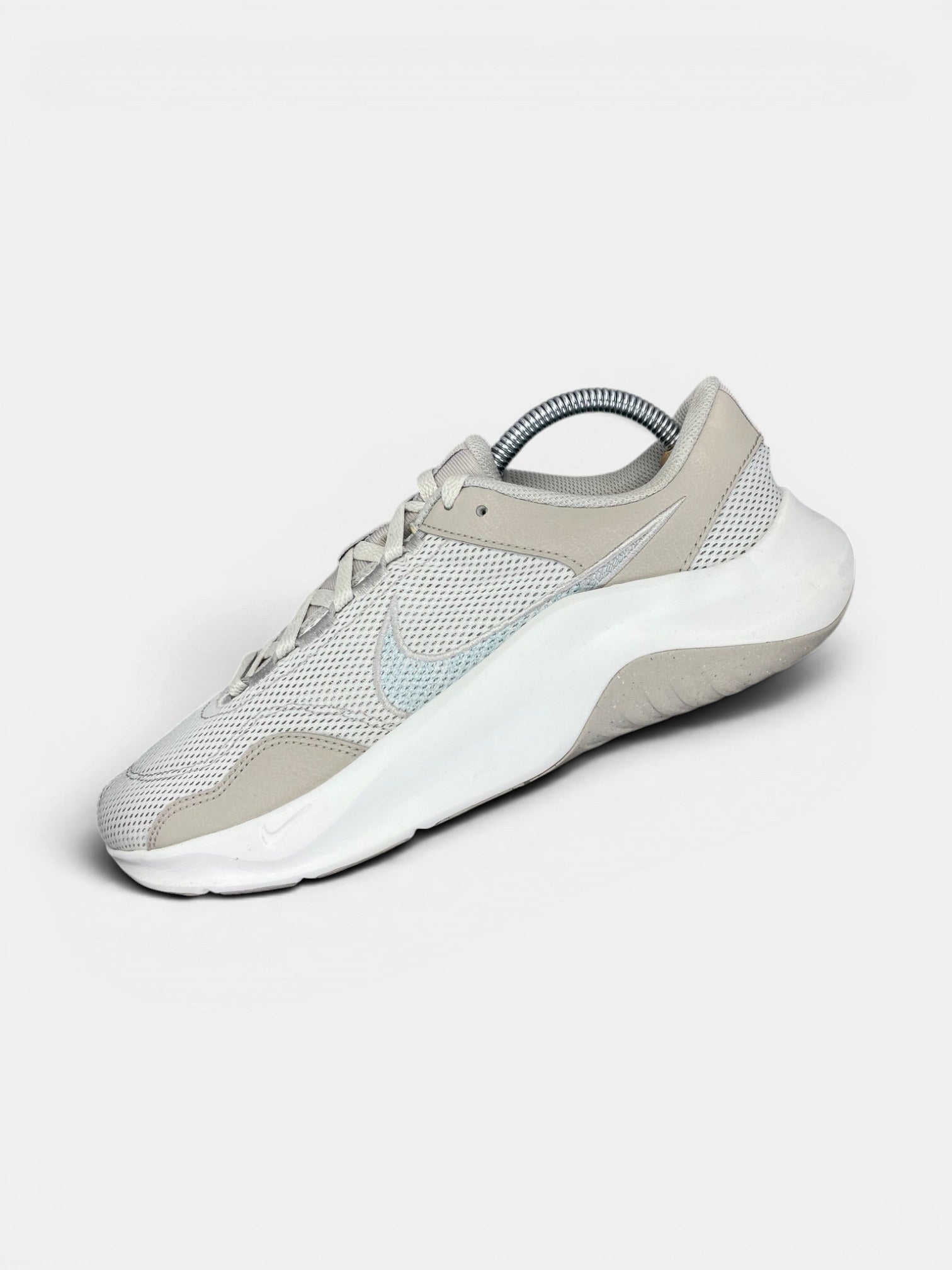 Nike Legend Essential 3 — buty sportowe damskie w bardzo dobrym stanie rozmiar 42.5, widok z góry na wewnętrzną stronę butów