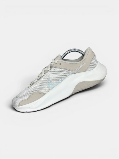 Nike Legend Essential 3 — buty sportowe damskie w bardzo dobrym stanie rozmiar 42.5, widok z góry na wewnętrzną stronę butów