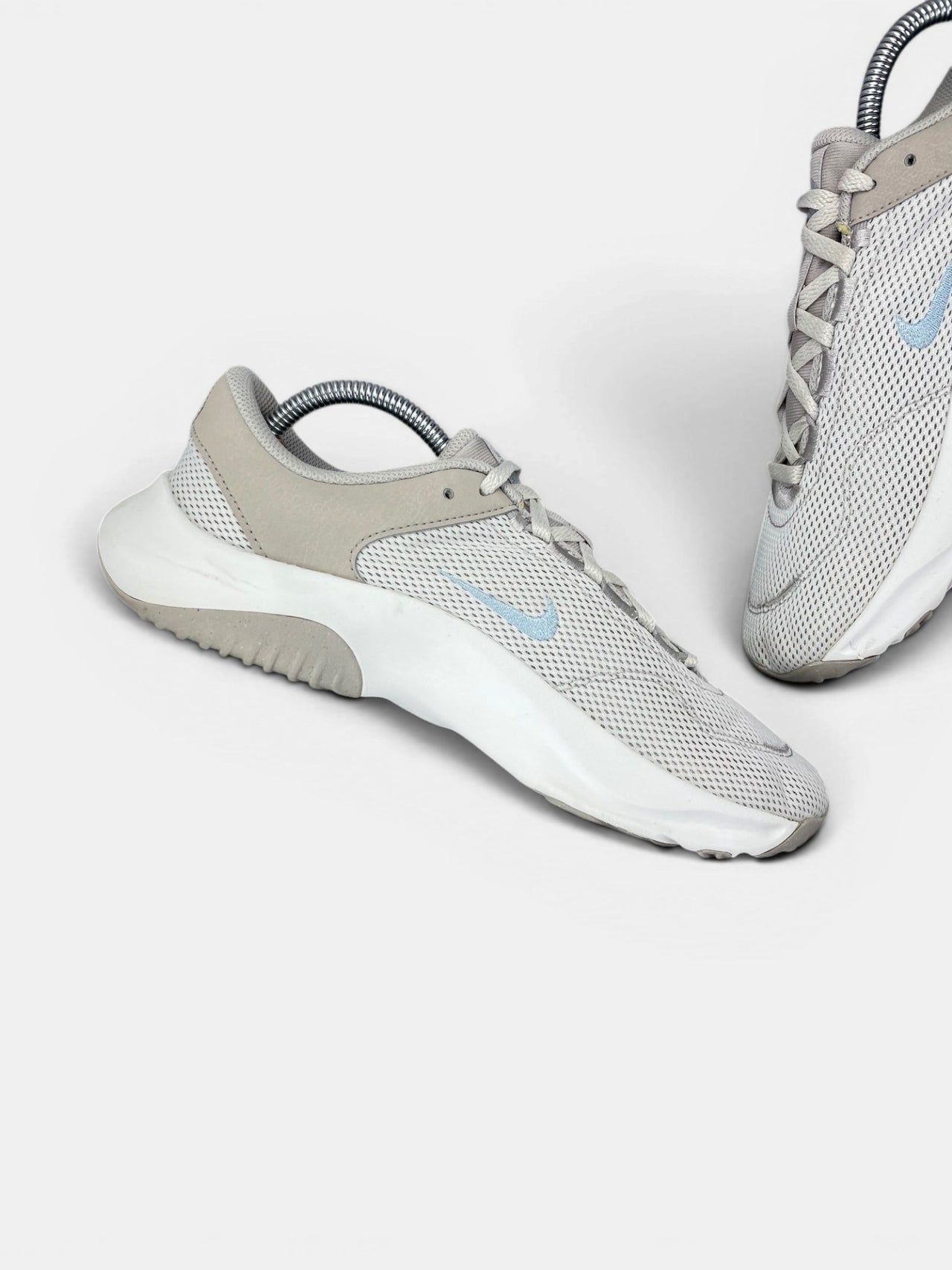 Nike Legend Essential 3 — buty sportowe damskie w bardzo dobrym stanie rozmiar 42.5, wewnętrzny panel lewego buta