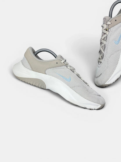 Nike Legend Essential 3 — buty sportowe damskie w bardzo dobrym stanie rozmiar 42.5, wewnętrzny panel lewego buta