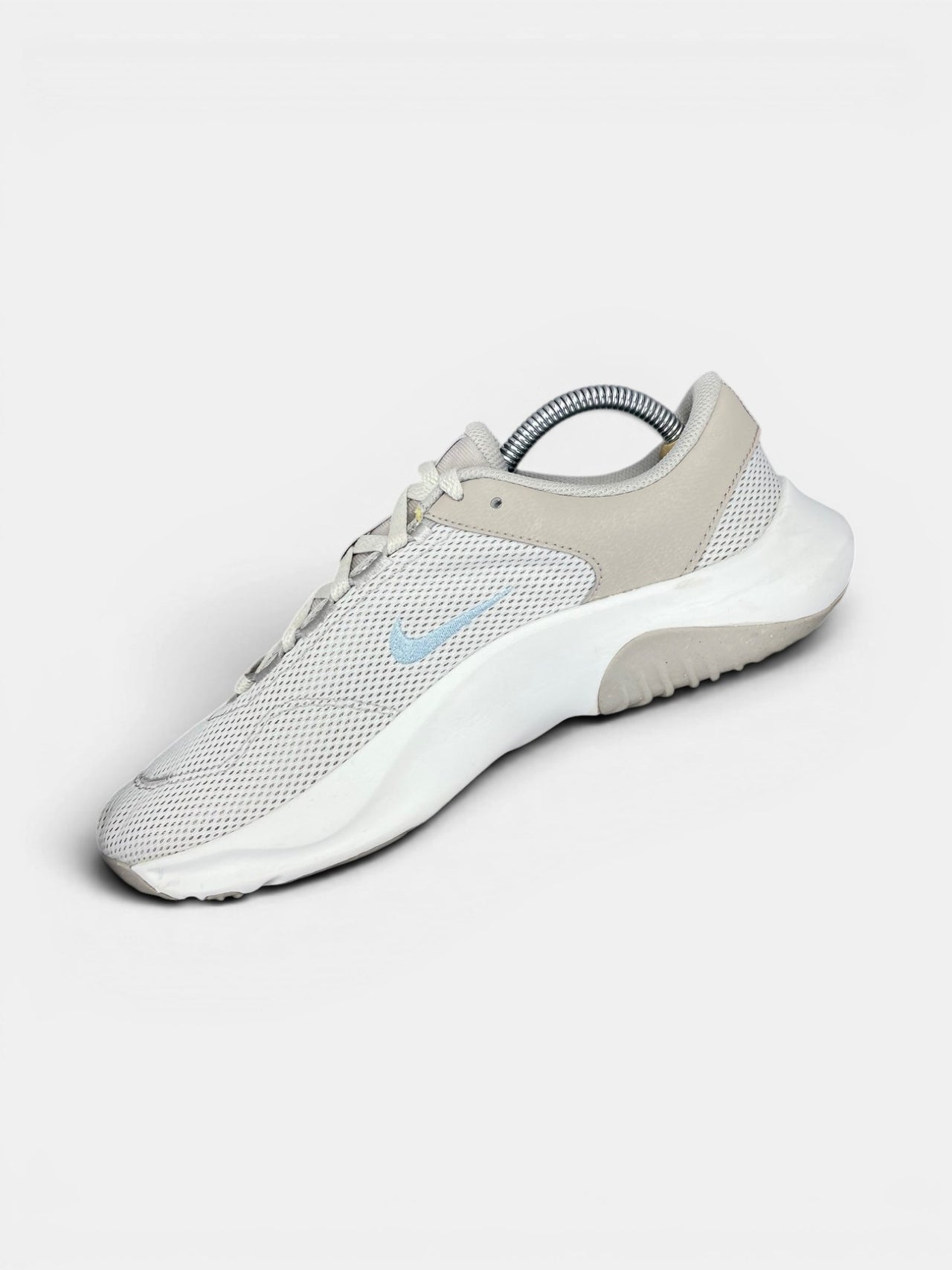 Nike Legend Essential 3 — buty sportowe damskie w bardzo dobrym stanie rozmiar 42.5, wewnętrzny panel prawego buta
