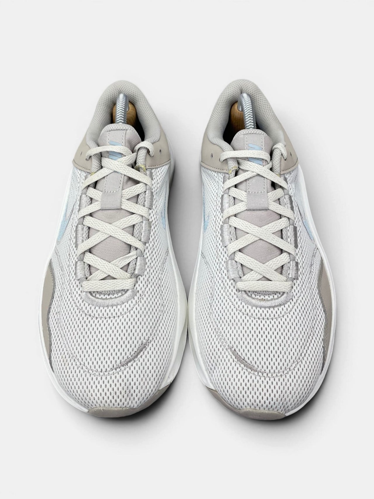 Nike Legend Essential 3 — buty sportowe damskie w bardzo dobrym stanie rozmiar 42.5, widok z góry
