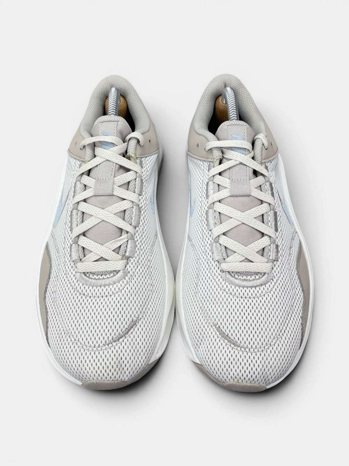 Nike Legend Essential 3 — buty sportowe damskie w bardzo dobrym stanie rozmiar 42.5, widok z góry