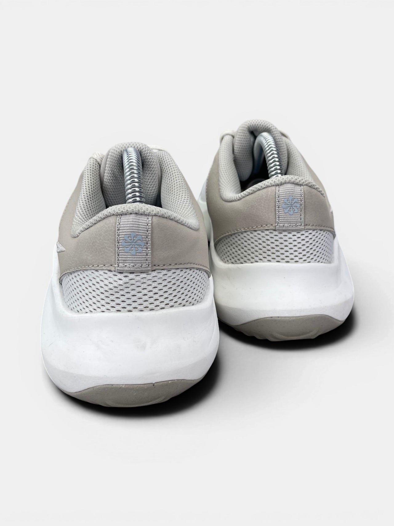 Nike Legend Essential 3 — buty sportowe damskie w bardzo dobrym stanie rozmiar 42.5, widok z tyłu