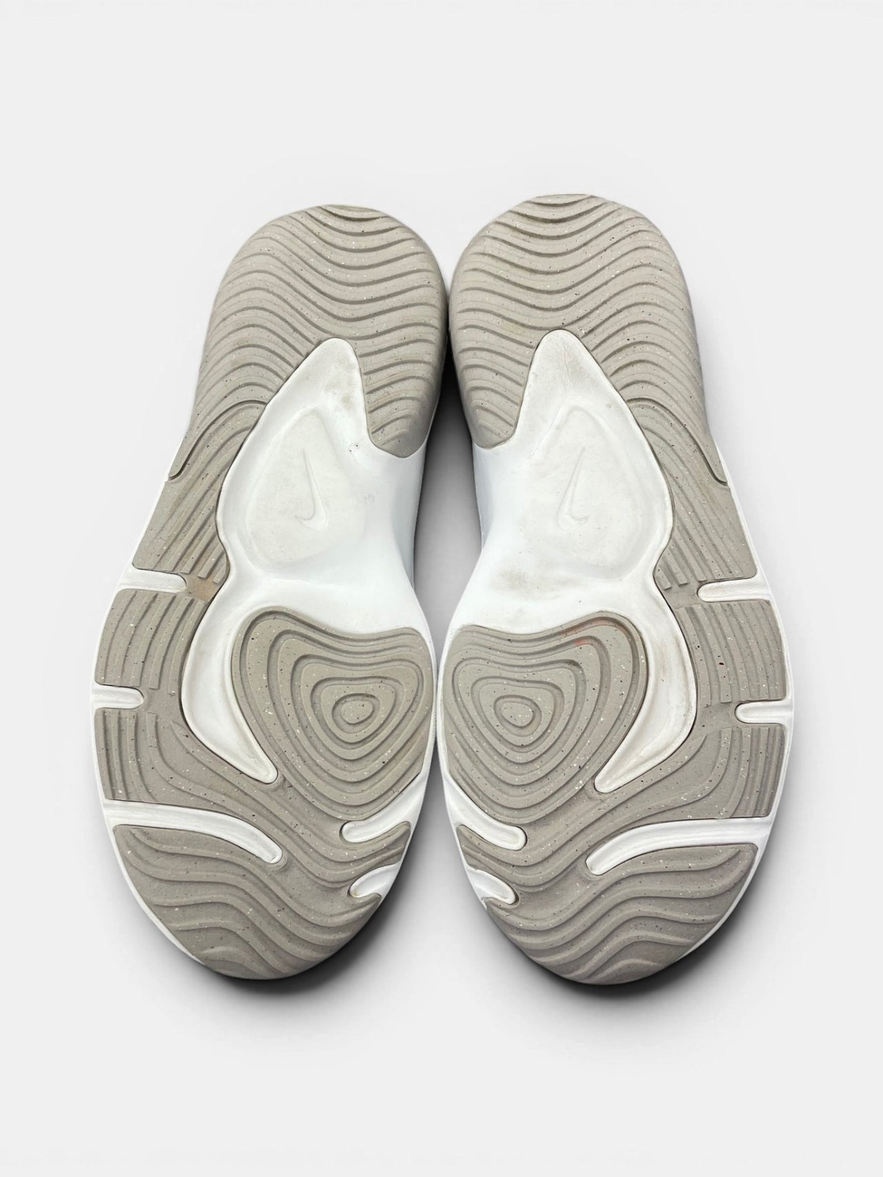 Nike Legend Essential 3 — buty sportowe damskie w bardzo dobrym stanie rozmiar 42.5, podeszwa