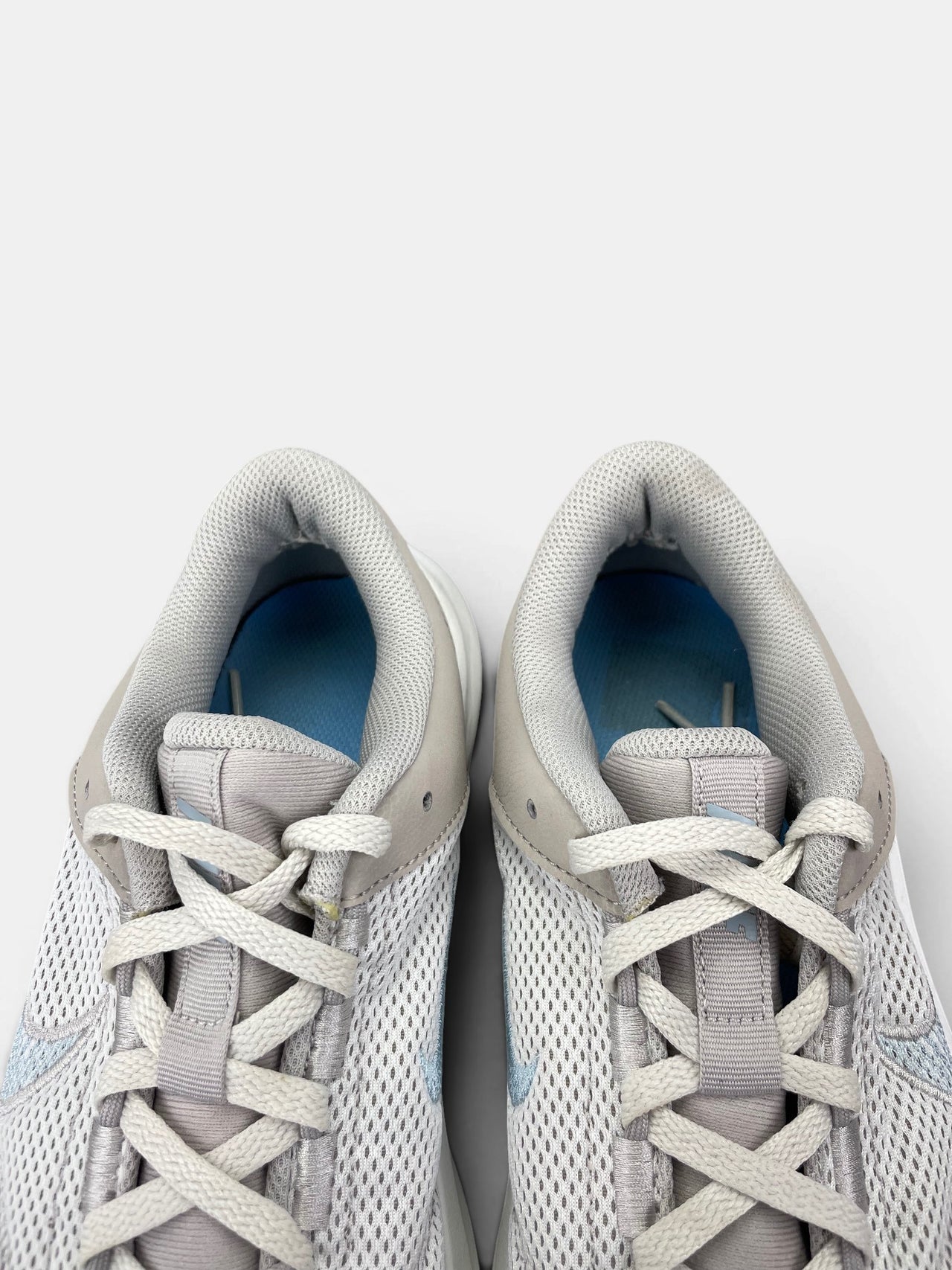 Nike Legend Essential 3 — buty sportowe damskie w bardzo dobrym stanie rozmiar 42.5, zapiętki butów