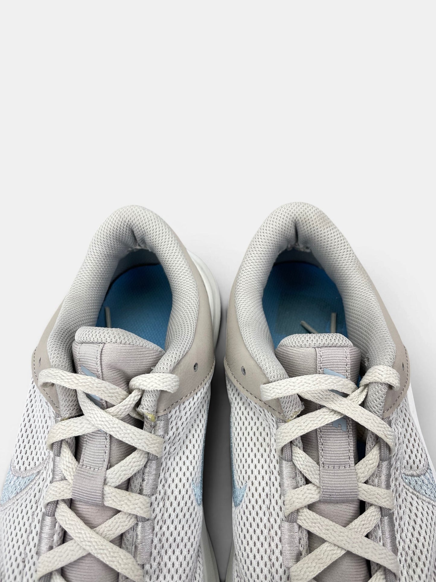 Nike Legend Essential 3 — buty sportowe damskie w bardzo dobrym stanie rozmiar 42.5, zapiętki butów