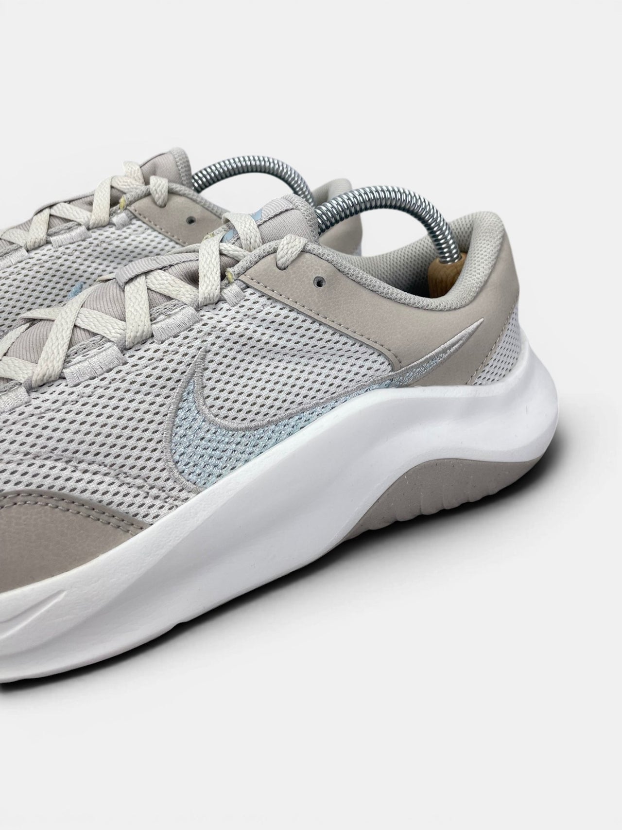 Nike Legend Essential 3 — buty sportowe damskie w bardzo dobrym stanie rozmiar 42.5, opcjonalne zdjęcie 1