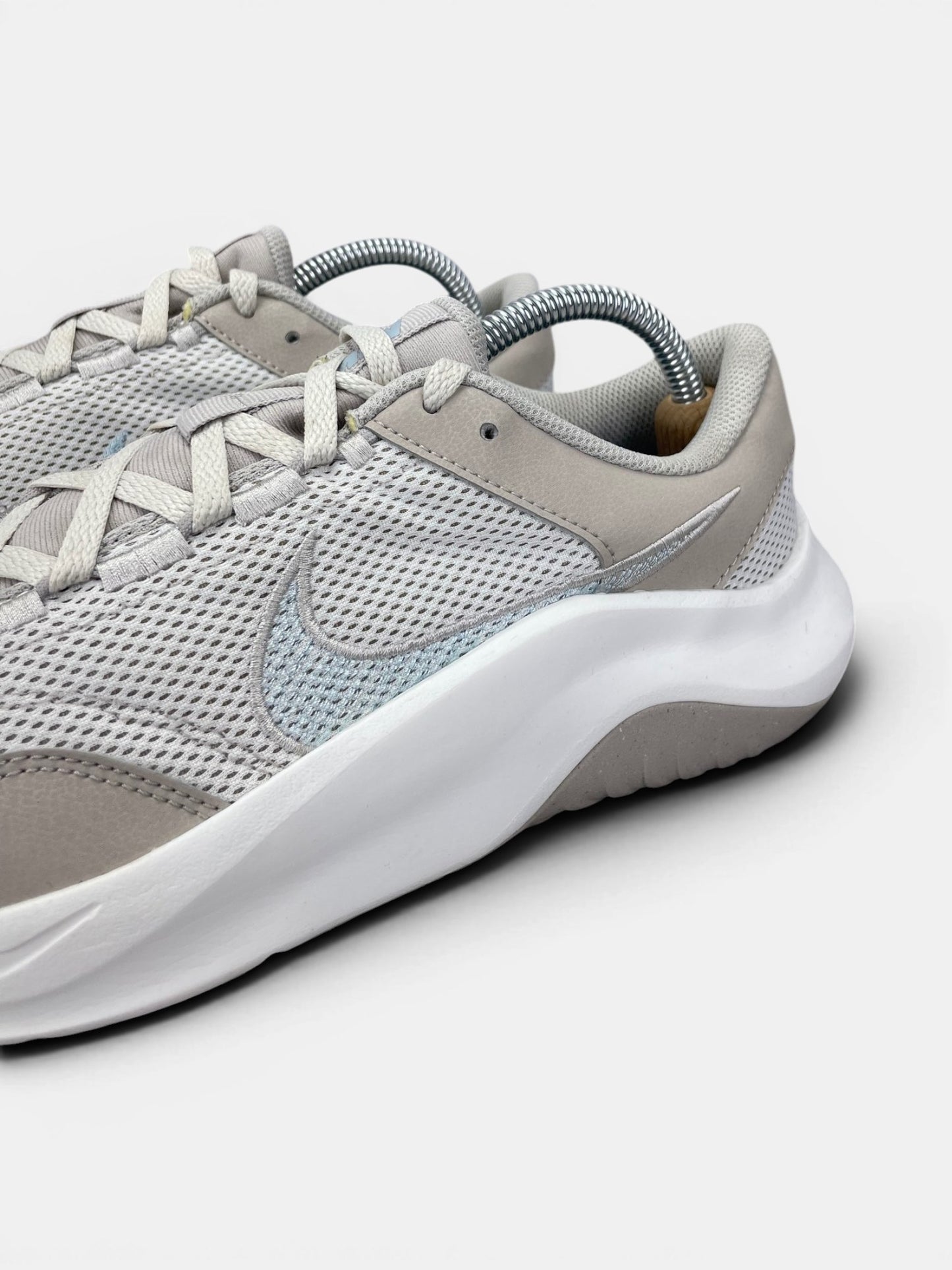 Nike Legend Essential 3 — buty sportowe damskie w bardzo dobrym stanie rozmiar 42.5, opcjonalne zdjęcie 1