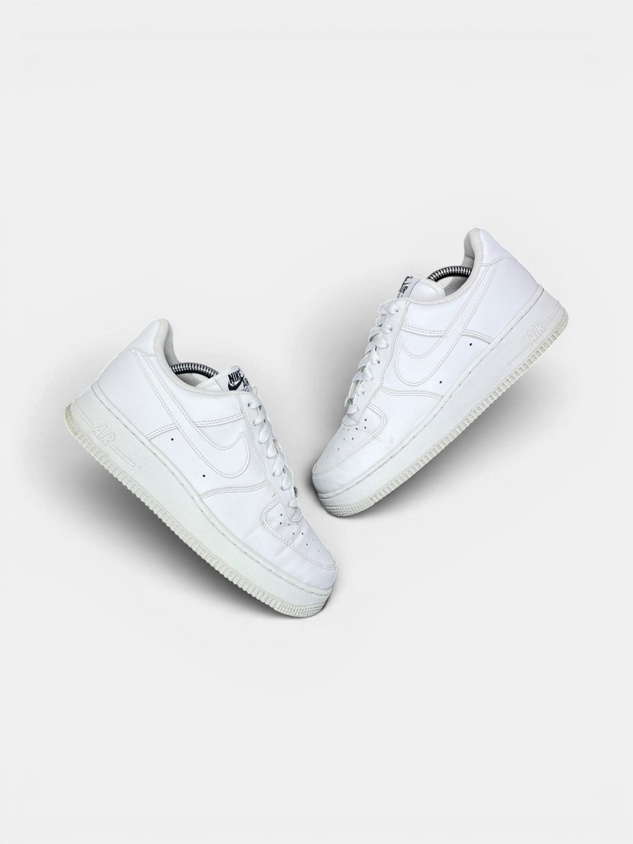 Nike Air Force 1 '07 Next Nature — buty sportowe damskie w bardzo dobrym stanie rozmiar 38.5, widok z góry na zewnętrzną stronę butów
