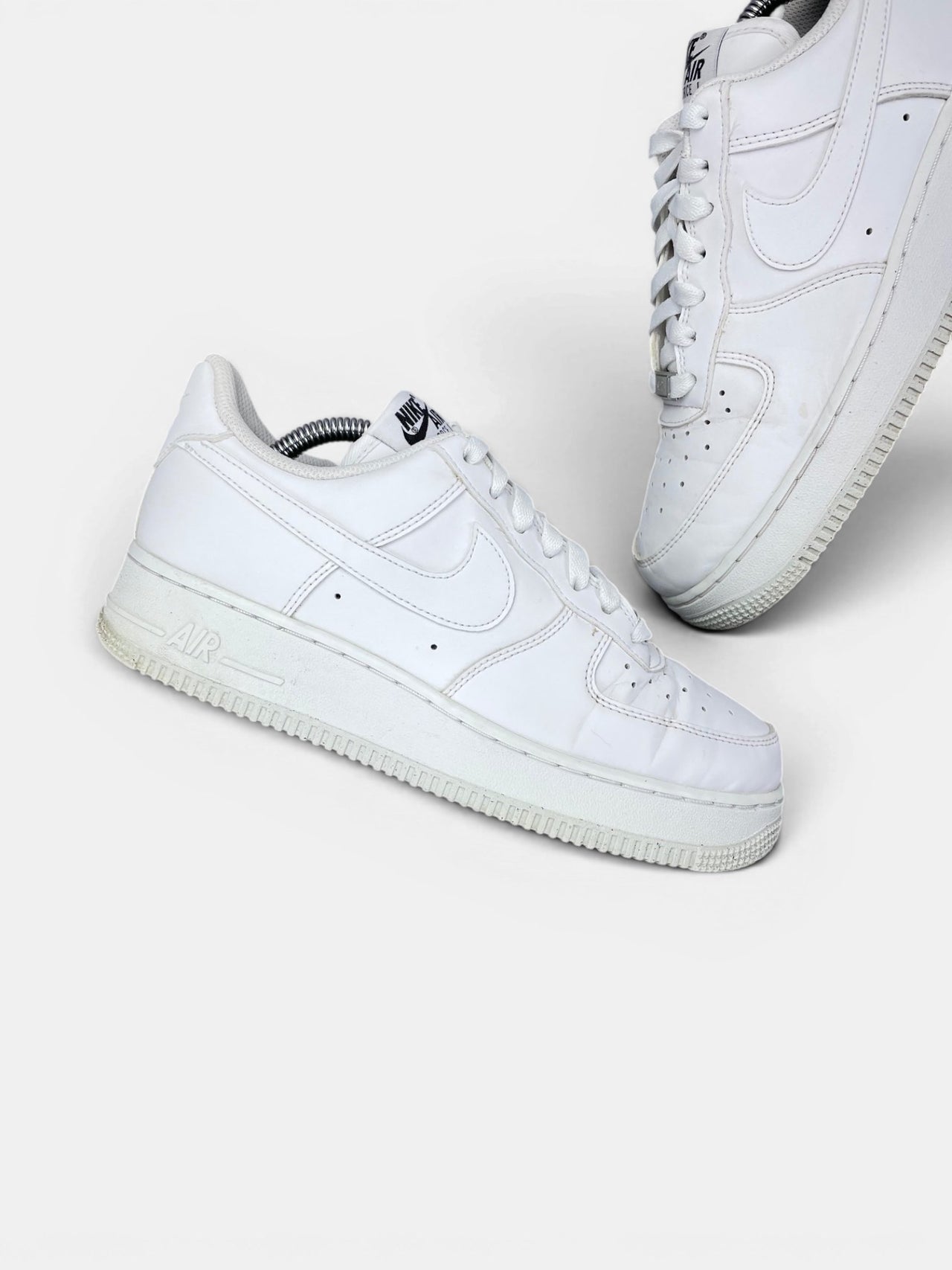Nike Air Force 1 '07 Next Nature — buty sportowe damskie w bardzo dobrym stanie rozmiar 38.5, zewnętrzny panel lewego buta