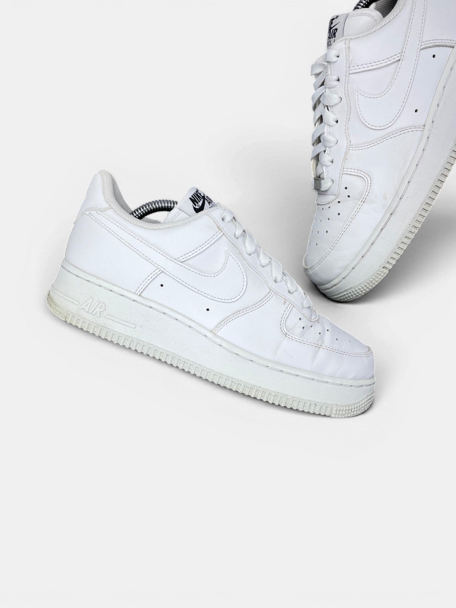 Nike Air Force 1 '07 Next Nature — buty sportowe damskie w bardzo dobrym stanie rozmiar 38.5, zewnętrzny panel lewego buta