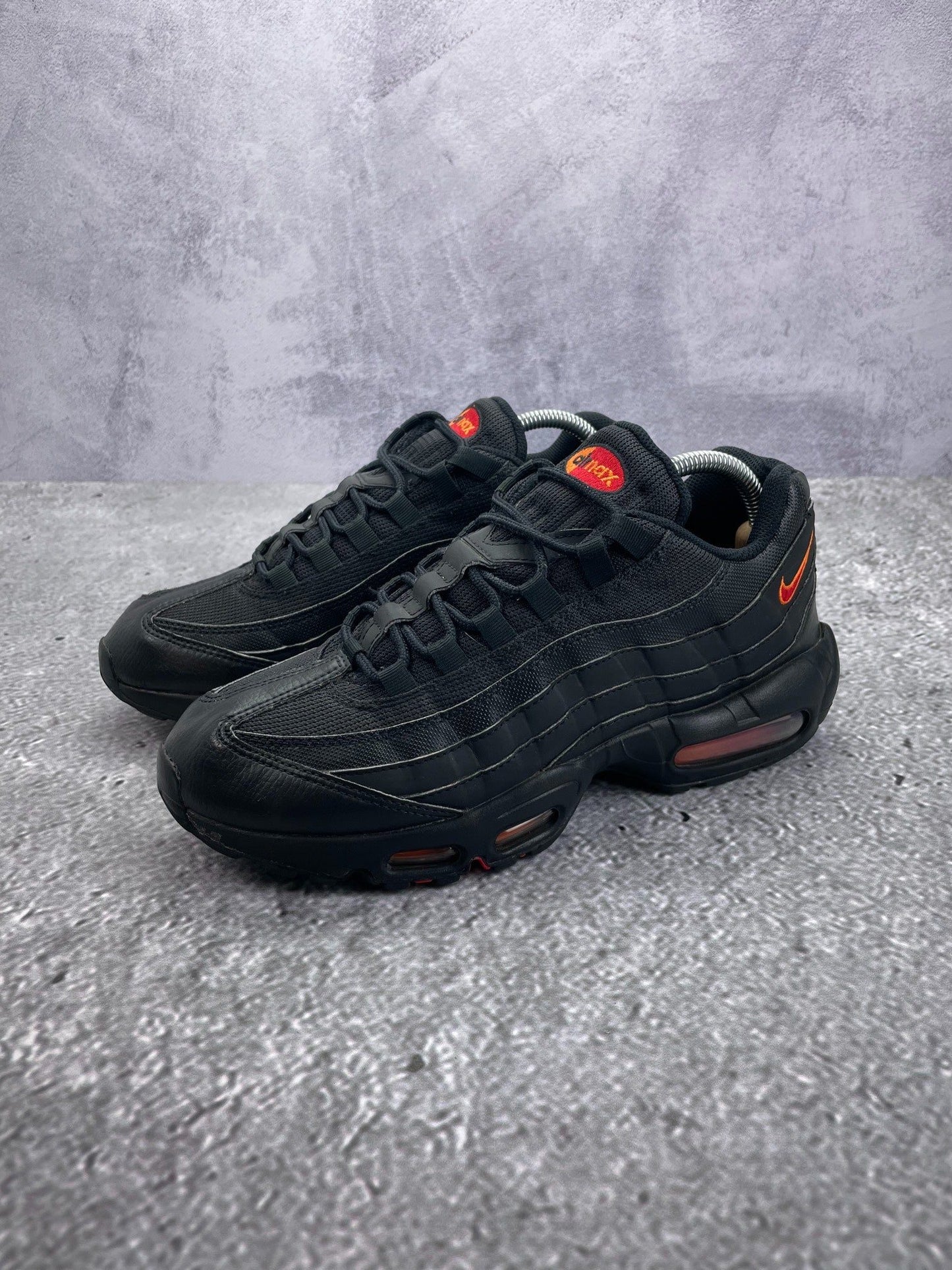 Nike Air Max 95 Black Red Orange — buty sportowe męskie w bardzo dobrym stanie rozmiar 42.5, widok z boku