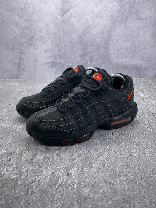 Nike Air Max 95 Black Red Orange — buty sportowe męskie w bardzo dobrym stanie rozmiar 42.5, widok z boku