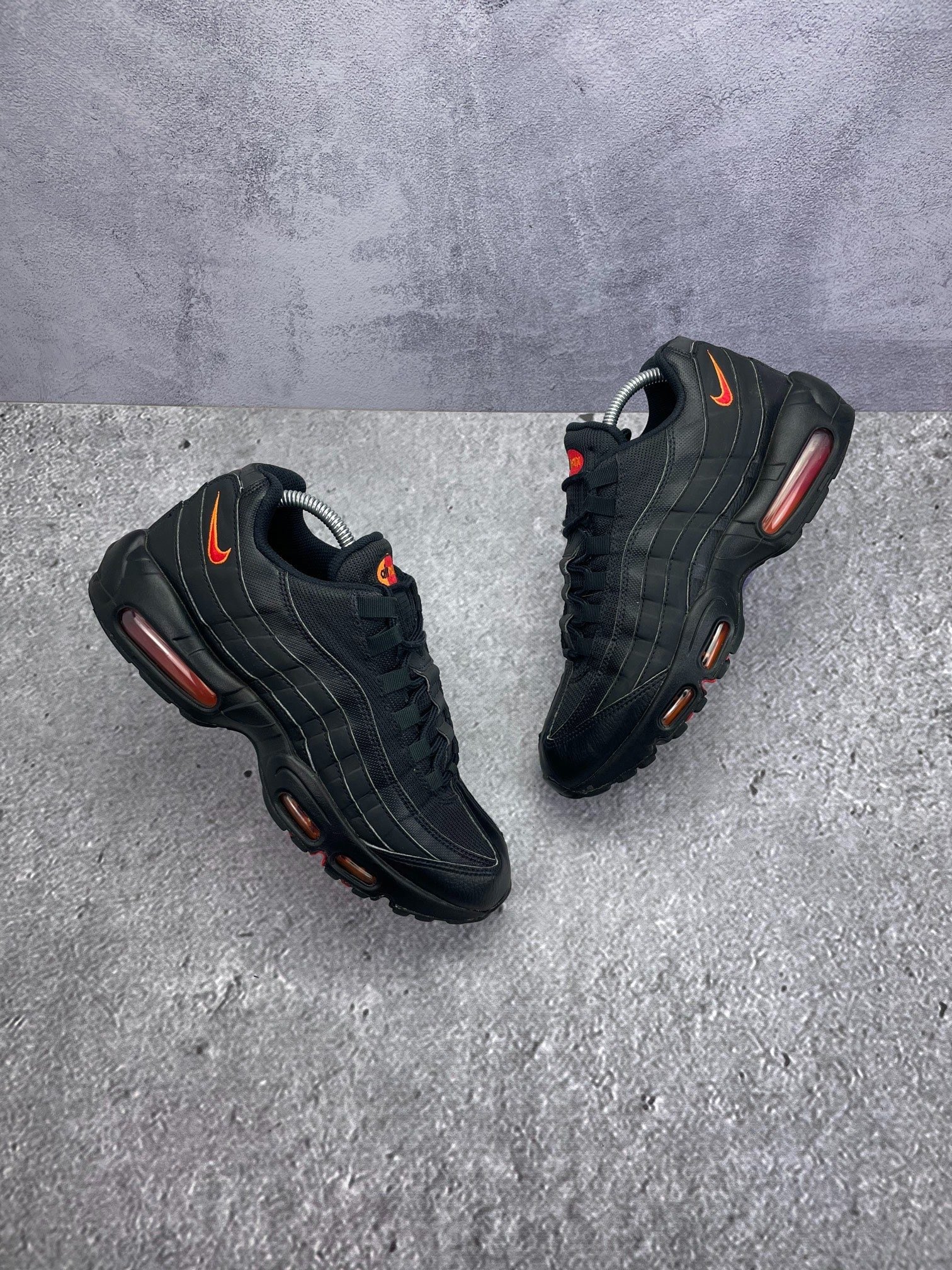 Nike Air Max 95 Black Red Orange — buty sportowe męskie w bardzo dobrym stanie rozmiar 42.5, widok z góry na zewnętrzną stronę butów