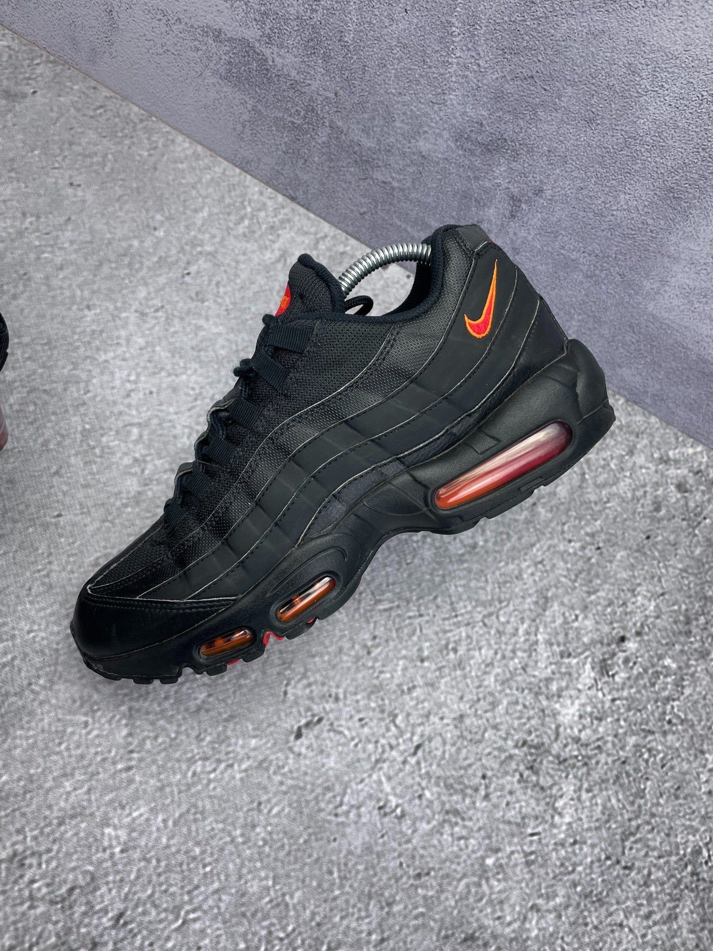 Nike Air Max 95 Black Red Orange — buty sportowe męskie w bardzo dobrym stanie rozmiar 42.5, zewnętrzny panel prawego buta