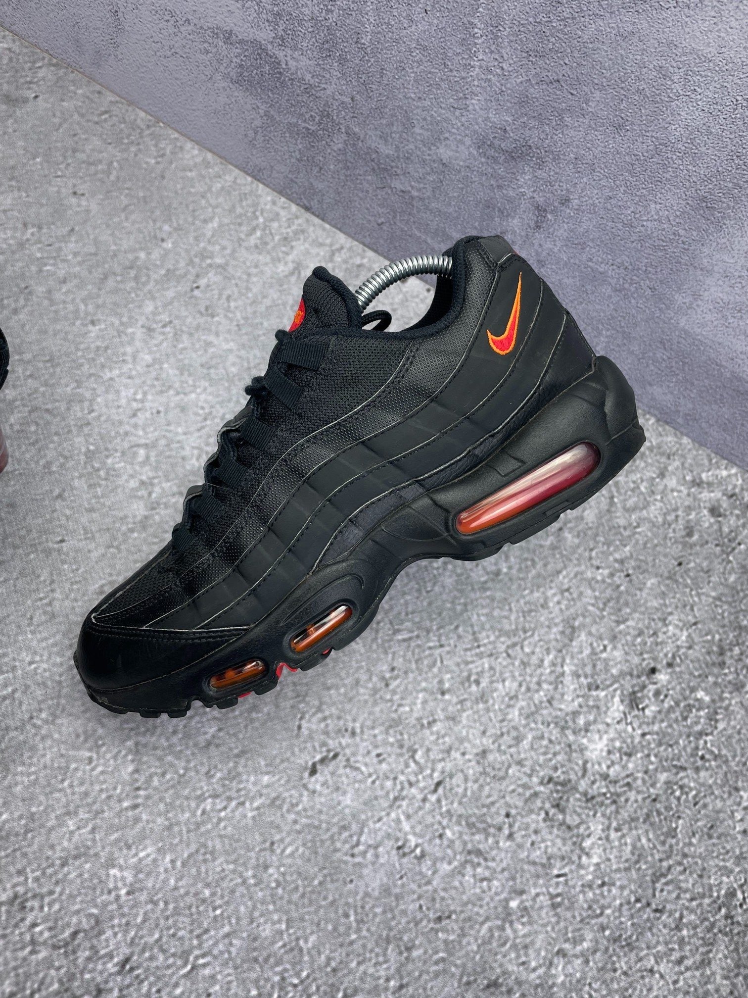Nike Air Max 95 Black Red Orange — buty sportowe męskie w bardzo dobrym stanie rozmiar 42.5, zewnętrzny panel prawego buta