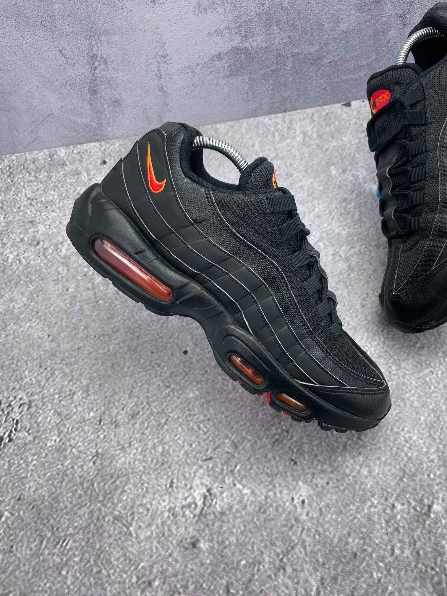 Nike Air Max 95 Black Red Orange — buty sportowe męskie w bardzo dobrym stanie rozmiar 42.5, zewnętrzny panel lewego buta
