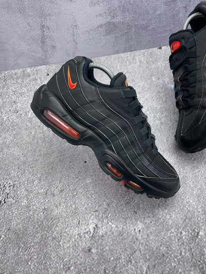 Nike Air Max 95 Black Red Orange — buty sportowe męskie w bardzo dobrym stanie rozmiar 42.5, zewnętrzny panel lewego buta