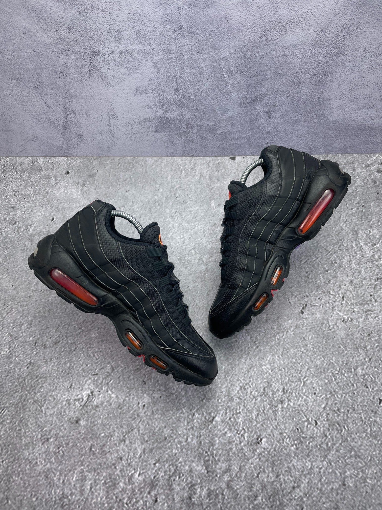 Nike Air Max 95 Black Red Orange — buty sportowe męskie w bardzo dobrym stanie rozmiar 42.5, widok z góry na wewnętrzną stronę butów