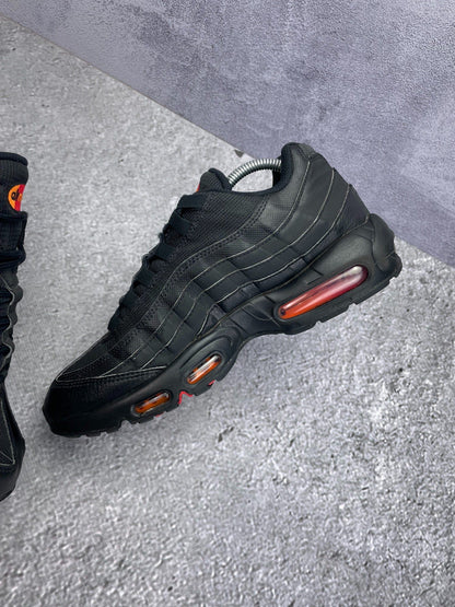 Nike Air Max 95 Black Red Orange — buty sportowe męskie w bardzo dobrym stanie rozmiar 42.5, wewnętrzny panel lewego buta