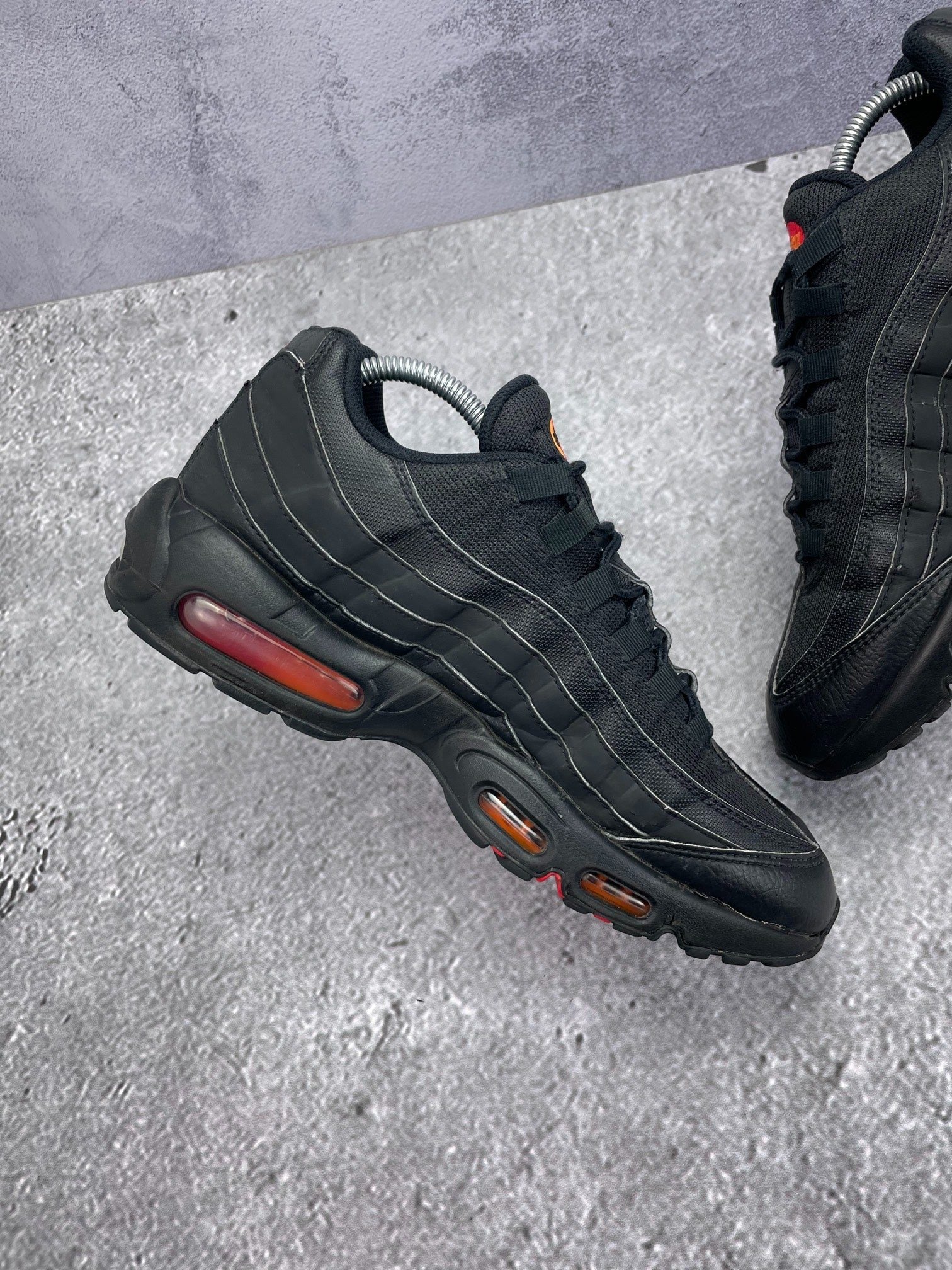 Nike Air Max 95 Black Red Orange — buty sportowe męskie w bardzo dobrym stanie rozmiar 42.5, wewnętrzny panel prawego buta