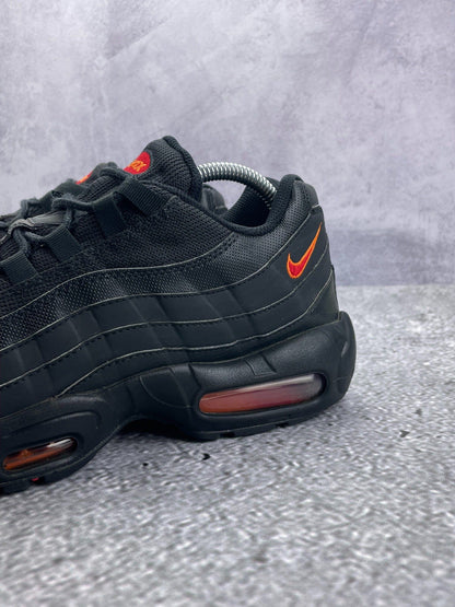 Nike Air Max 95 Black Red Orange — buty sportowe męskie w bardzo dobrym stanie rozmiar 42.5, widok z tyłu