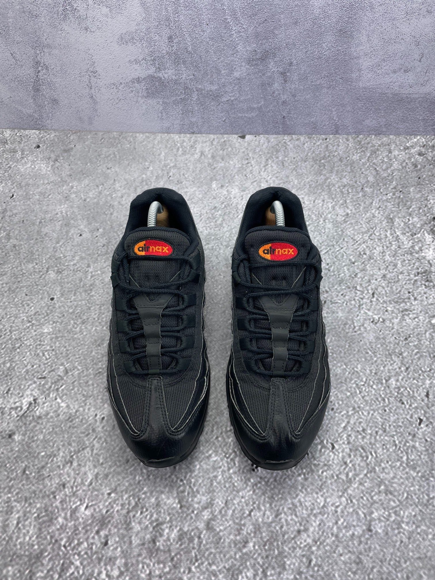 Nike Air Max 95 Black Red Orange — buty sportowe męskie w bardzo dobrym stanie rozmiar 42.5, zapiętki butów