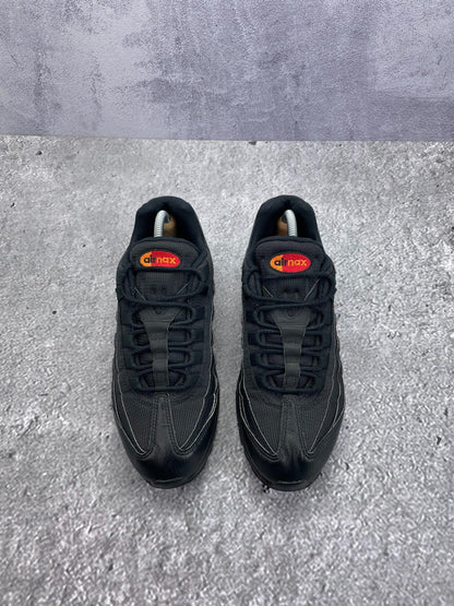 Nike Air Max 95 Black Red Orange — buty sportowe męskie w bardzo dobrym stanie rozmiar 42.5, zapiętki butów