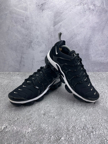 Nike Air VaporMax Plus Overbranding — buty sportowe męskie w bardzo dobrym stanie rozmiar 42.5, boczny profil