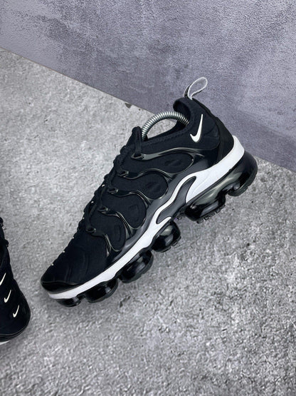 Nike Air VaporMax Plus Overbranding — buty sportowe męskie w bardzo dobrym stanie rozmiar 42.5, zewnętrzny panel prawego buta
