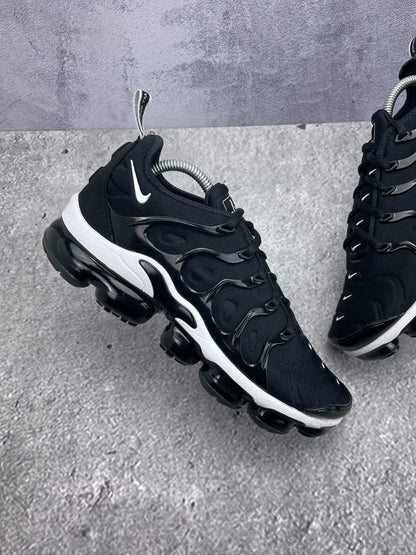 Nike Air VaporMax Plus Overbranding — buty sportowe męskie w bardzo dobrym stanie rozmiar 42.5, zewnętrzny panel lewego buta