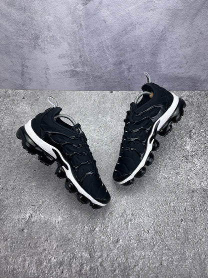 Nike Air VaporMax Plus Overbranding — buty sportowe męskie w bardzo dobrym stanie rozmiar 42.5, wewnętrzny panel lewego buta