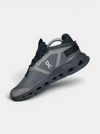 On Cloudnova Void Eclipse Undyed White — buty sportowe męskie w bardzo dobrym stanie rozmiar 41, wewnętrzny panel prawego buta