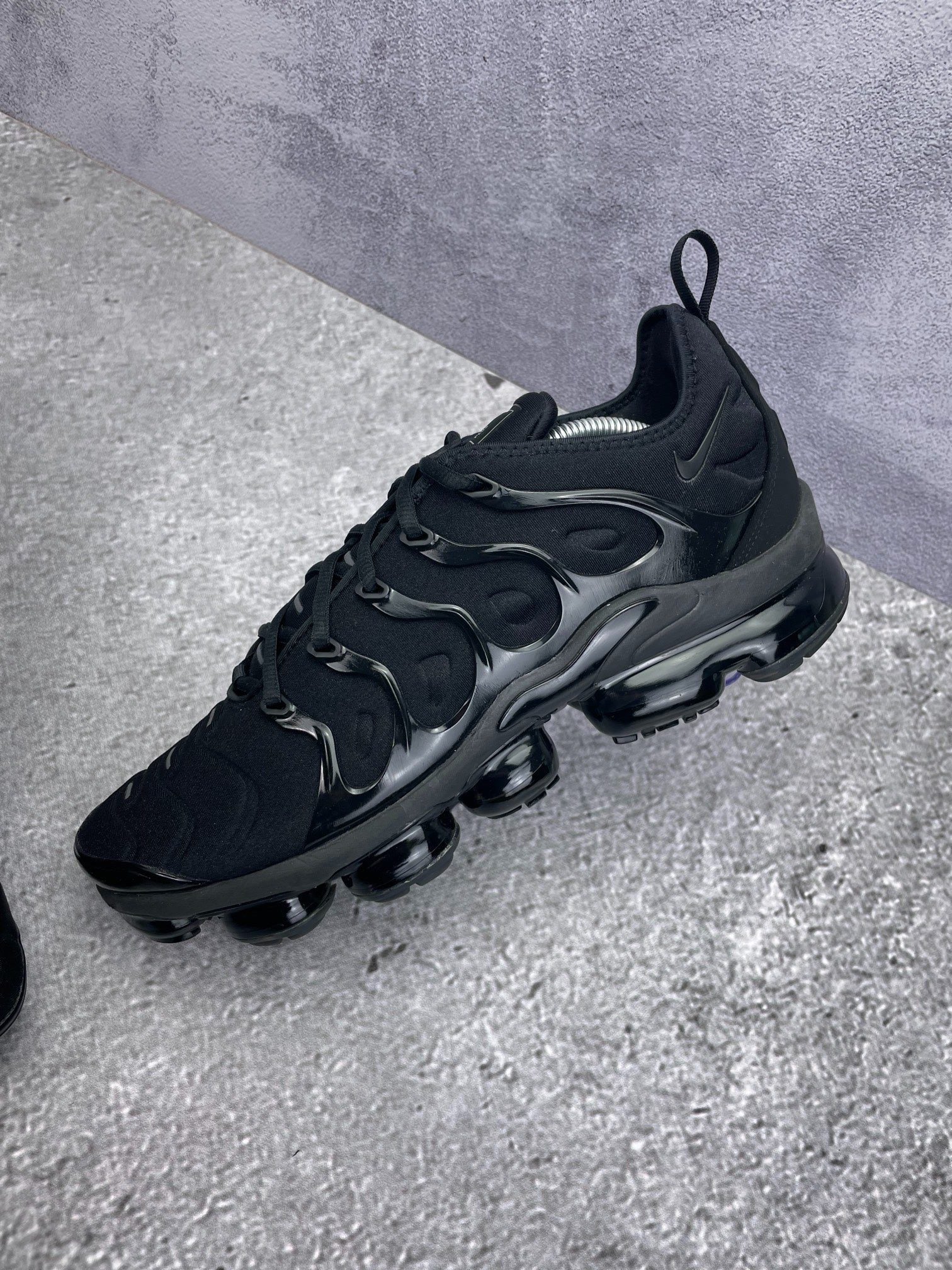 Nike Air VaporMax Plus Triple Black — buty sportowe męskie w bardzo dobrym stanie rozmiar 45.5, zewnętrzny panel prawego buta