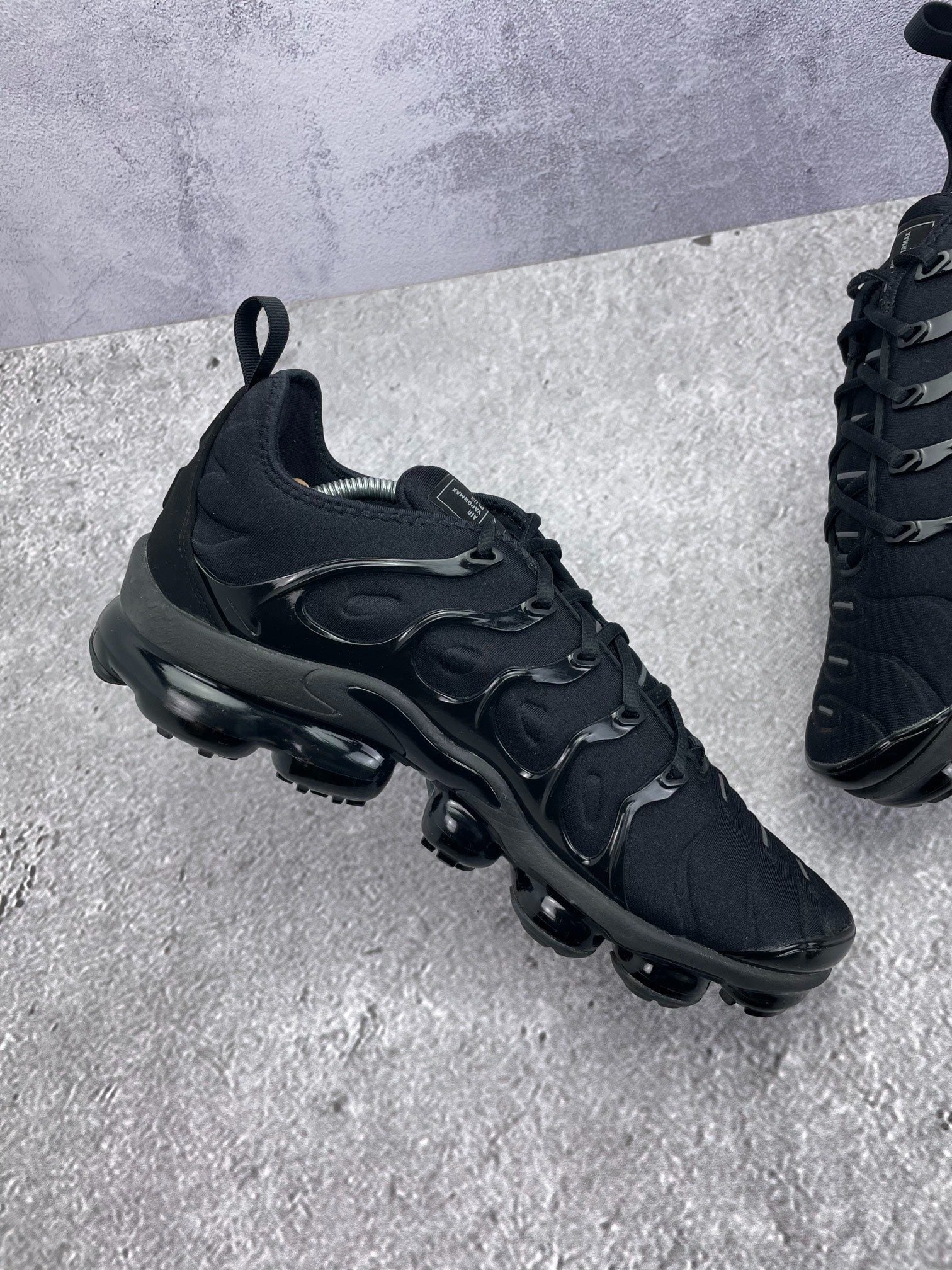Nike Air VaporMax Plus Triple Black — buty sportowe męskie w bardzo dobrym stanie rozmiar 45.5, wewnętrzny panel prawego buta