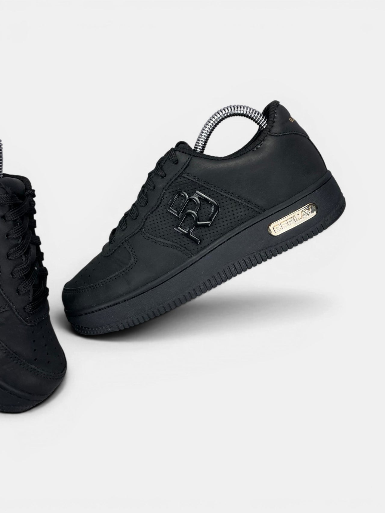 Replay Sneakers — buty sportowe damskie w bardzo dobrym stanie rozmiar 36, widok z góry na wewnętrzną stronę butów