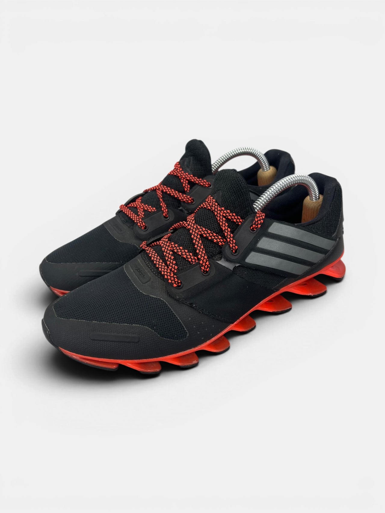 Adidas Springblade Solyce — buty sportowe męskie w bardzo dobrym stanie rozmiar 42 2/3, widok z boku