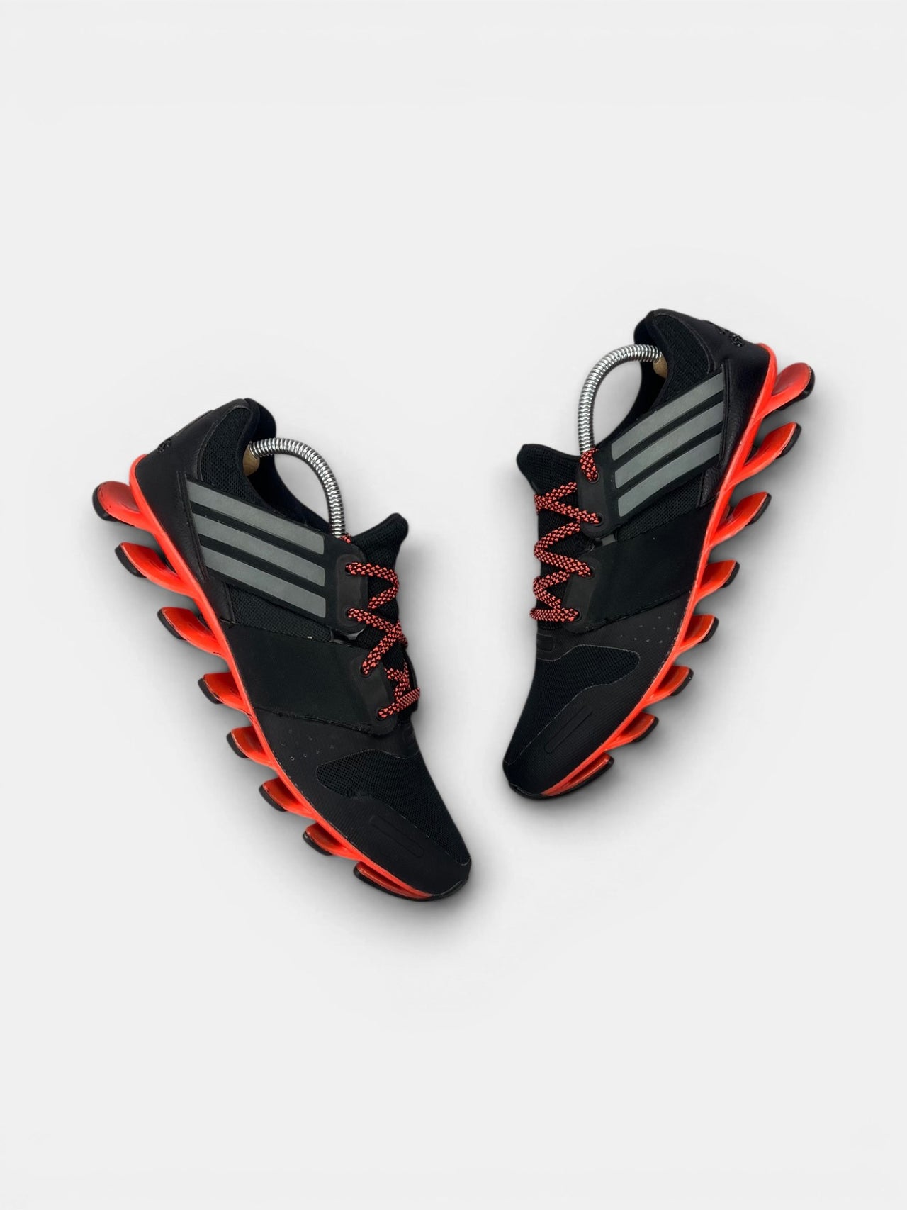 Adidas Springblade Solyce — buty sportowe męskie w bardzo dobrym stanie rozmiar 42 2/3, widok z góry na zewnętrzną stronę butów