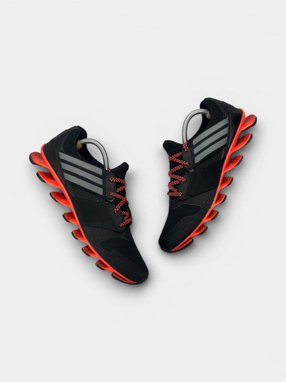 Adidas Springblade Solyce — buty sportowe męskie w bardzo dobrym stanie rozmiar 42 2/3, widok z góry na zewnętrzną stronę butów