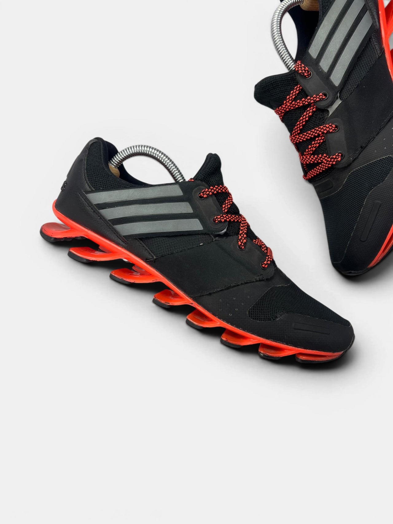 Adidas Springblade Solyce — buty sportowe męskie w bardzo dobrym stanie rozmiar 42 2/3, zewnętrzny panel prawego buta