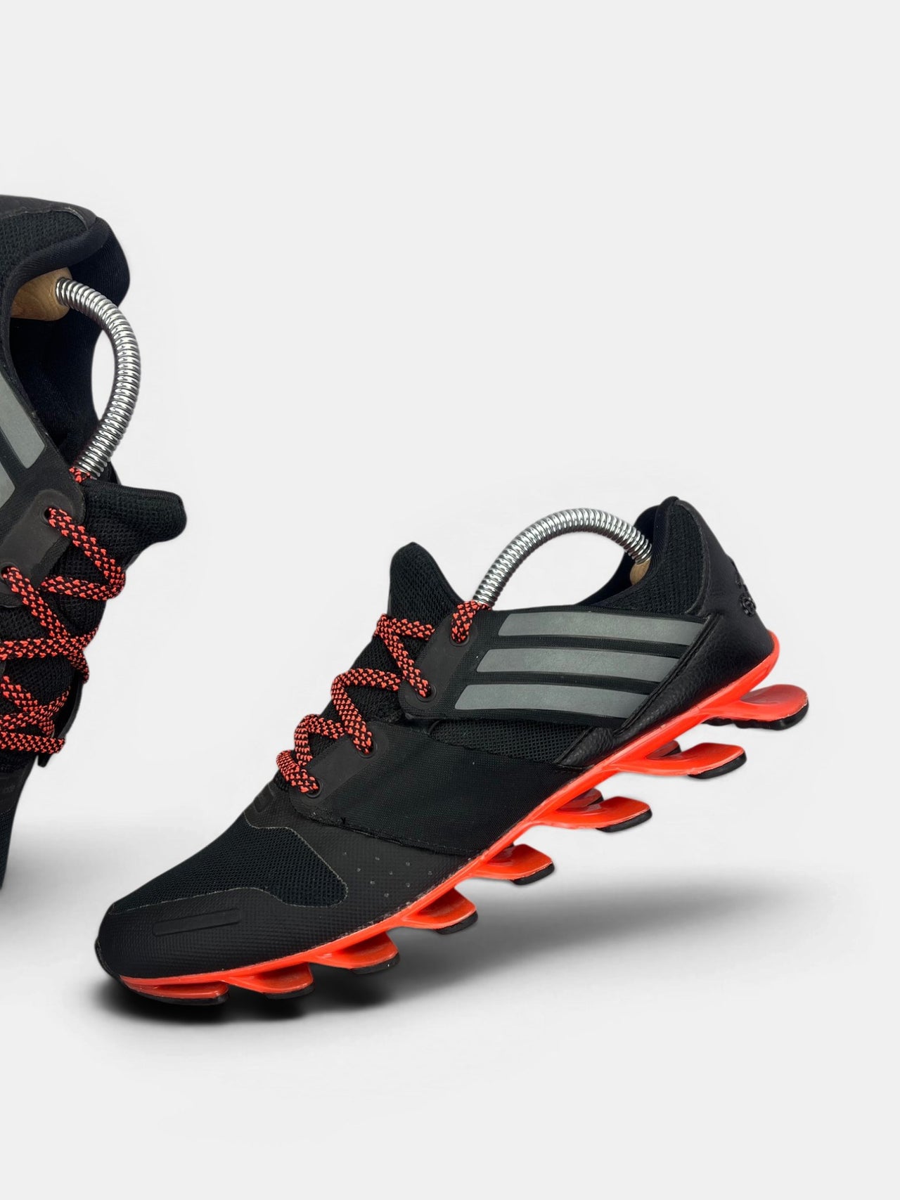 Adidas Springblade Solyce — buty sportowe męskie w bardzo dobrym stanie rozmiar 42 2/3, zewnętrzny panel lewego buta