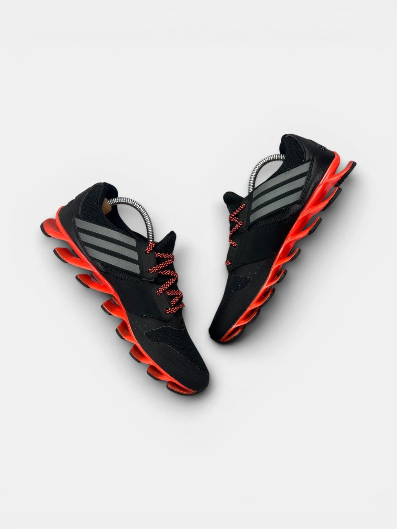 Adidas Springblade Solyce — buty sportowe męskie w bardzo dobrym stanie rozmiar 42 2/3, widok z góry na wewnętrzną stronę butów