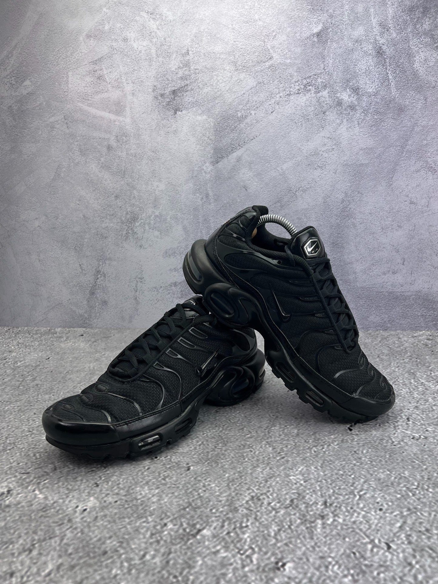 Nike Air Max Plus Triple Black — buty sportowe męskie w bardzo dobrym stanie rozmiar 42, boczny profil