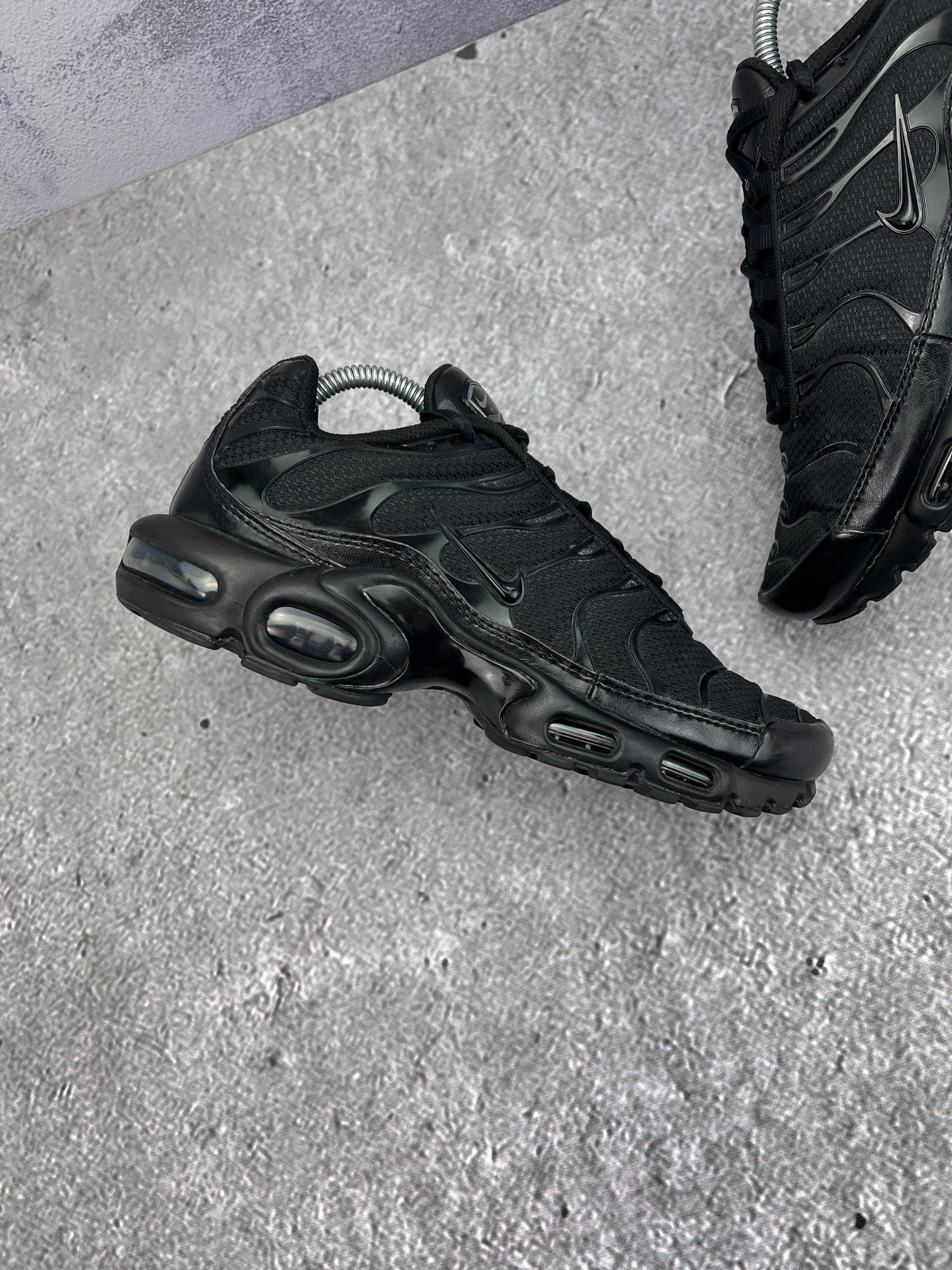 Nike Air Max Plus Triple Black — buty sportowe męskie w bardzo dobrym stanie rozmiar 42, zewnętrzny panel prawego buta