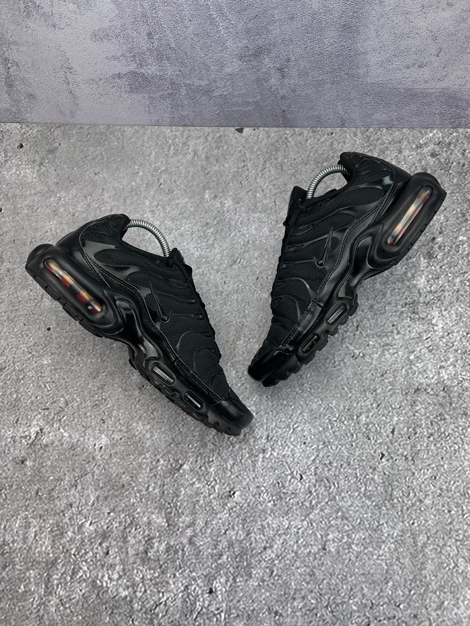 Nike Air Max Plus Triple Black — buty sportowe męskie w bardzo dobrym stanie rozmiar 42, widok z góry na wewnętrzną stronę butów